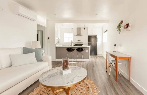 Los Angeles House | HexHaus, a Bright & Modern Newly Renovated Home with Free Parking