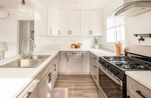 Los Angeles House | HexHaus, a Bright & Modern Newly Renovated Home with Free Parking
