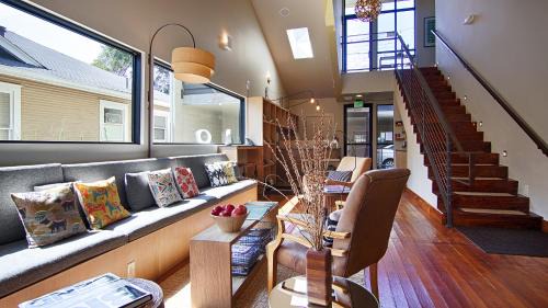 East Cesar Chavez Hotel | Heywood Hotel