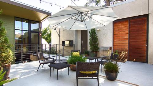 East Cesar Chavez Hotel | Heywood Hotel