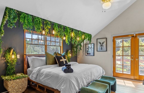 Tehachapi Cabin | HGTV Cabin|18 Acres *Hot Tub/Game Room* Sleeps 12
