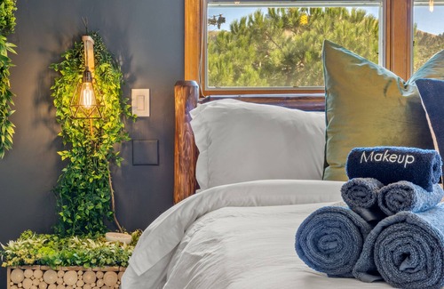 Tehachapi Cabin | HGTV Cabin|18 Acres *Hot Tub/Game Room* Sleeps 12