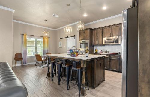 Killeen House | HH 7BD Home Family Group Friendly Parking for 9 - Professionally Managed By Stay Albatross