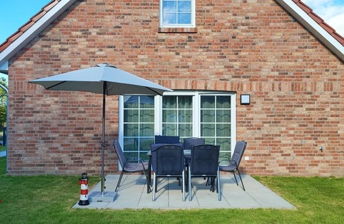 Hilgenriedersiel House | High-quality 100sqm vacation home for 6 people with fireplace and garden directly on the dike