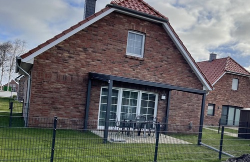 Hilgenriedersiel House | High-quality 100sqm vacation home for 6 people with fireplace and garden directly on the dike