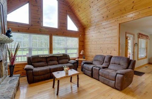 Hiawassee House | Hiawassee Riverfront Cabin 7 Mi to Lake Chatuge!