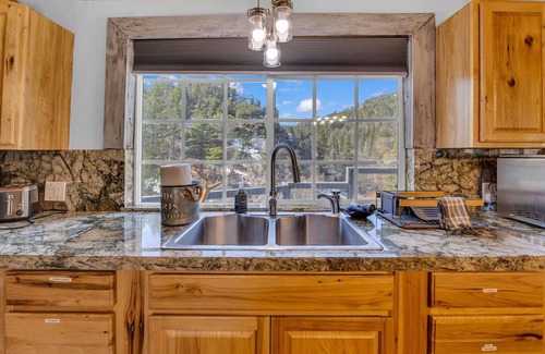 Arrowbear Lake Cabin | Hibernation Station | Rustic Cabin + Hot Tub