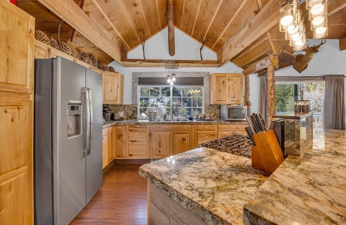 Arrowbear Lake Cabin | Hibernation Station | Rustic Cabin + Hot Tub