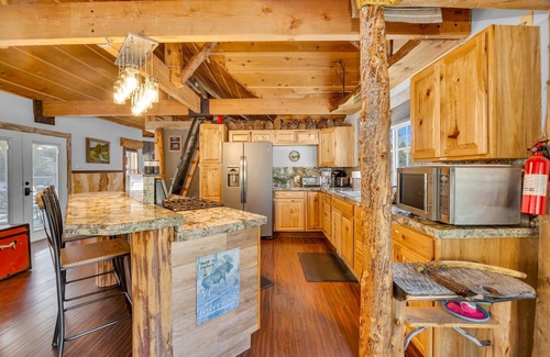 Arrowbear Lake Cabin | Hibernation Station | Rustic Cabin + Hot Tub