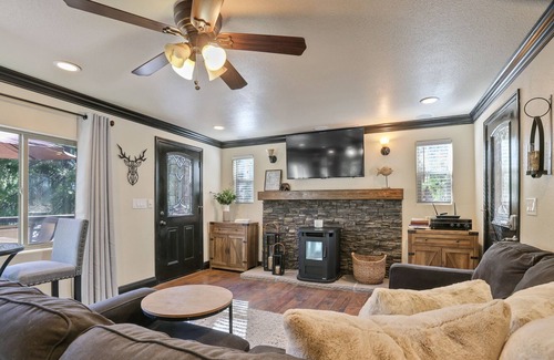 West Village Cabin | Hibernation Station- Walk to town, hike to lake!