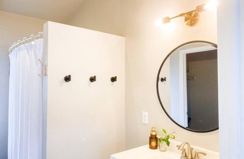 Keaau Apartment | Hibiscus Hale, Full Kitchen, King Bed, Parking