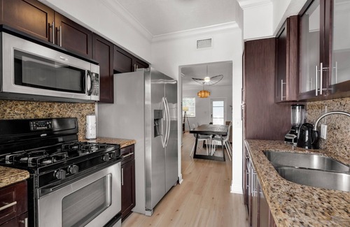 City Center Apartment | HIBISCUS Suite 2BD/1BA Steps to Lincoln Road South Beach