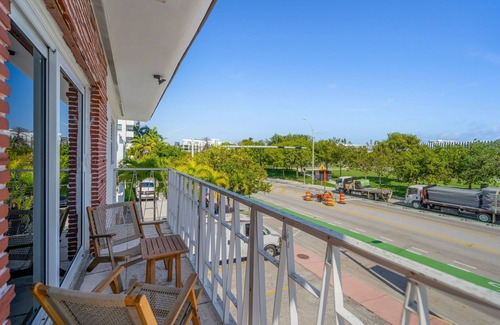 City Center Apartment | HIBISCUS Suite 2BD/1BA Steps to Lincoln Road South Beach