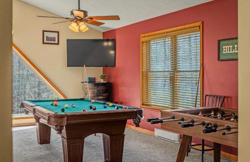 Albrightsville House | Hickory Haven by AvantStay Hot Tub Game Room Theater Deck