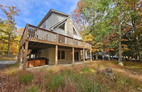 Albrightsville House | Hickory Haven by AvantStay Hot Tub Game Room Theater Deck