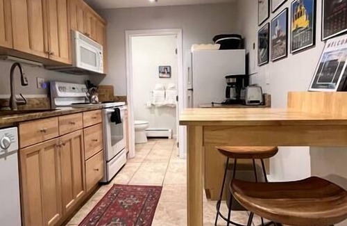 West End Apartment | Hidden Garden Apartment in Portlands West End