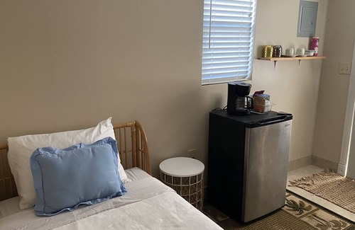 Wichita Apartment | Hidden Gem! 1-bedroom studio, WIFI and Parking.