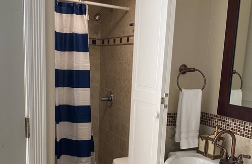 Wichita Apartment | Hidden Gem! 1-bedroom studio, WIFI and Parking.