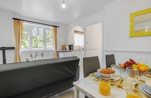 Tottenham Hale Apartment | Hidden gem;10 minutes from Tottenham Stadium with free parking and fast WIfI