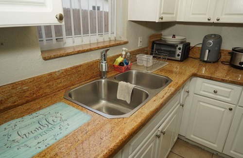 Lauderdale Lakes House | HIDDEN GEM! 5BR/3B family-friendly and laundry