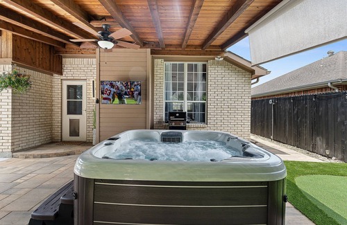 Watauga House | Hidden Gem in Fort Worth with Hot Tub & Mini Golf