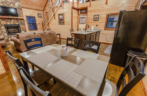 Broken Bow Cabin | Hidden Gem! Lux Master+Loft, Hot Tub, Fireplace, Arcade