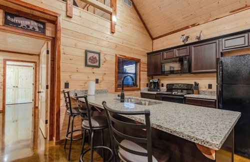 Broken Bow Cabin | Hidden Gem! Lux Master+Loft, Hot Tub, Fireplace, Arcade