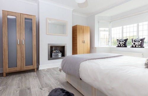 London Borough of Hounslow House | Hidden Gem Minutes from Heathrow Airport