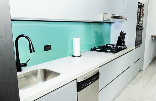 Cali Apartment | Hidden gem & modern, 2bed/3bath apt. w/private parking. 5 min to local shops!