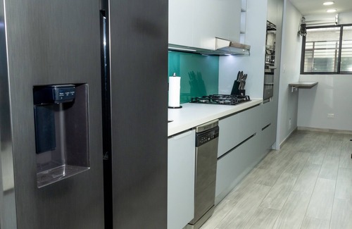 Cali Apartment | Hidden gem & modern, 2bed/3bath apt. w/private parking. 5 min to local shops!