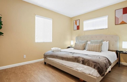 Walnut Valley House | Hidden Gem of Entertainment Bliss: King Bed, Ping Pong, Streaming Access, Cozy Reading Nook, and an Open Backyard Haven with Lightning-Fast Wi-Fi.