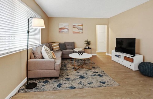 Walnut Valley House | Hidden Gem of Entertainment Bliss: King Bed, Ping Pong, Streaming Access, Cozy Reading Nook, and an Open Backyard Haven with Lightning-Fast Wi-Fi.