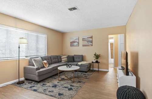 Walnut Valley House | Hidden Gem of Entertainment Bliss: King Bed, Ping Pong, Streaming Access, Cozy Reading Nook, and an Open Backyard Haven with Lightning-Fast Wi-Fi.