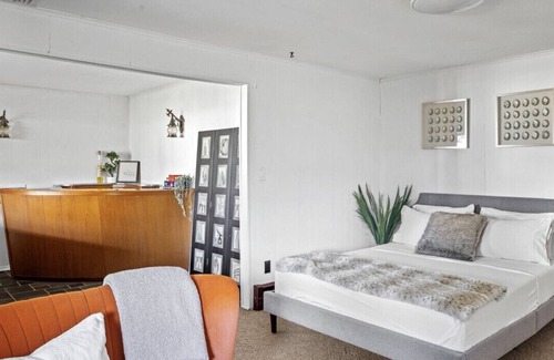 West Hempstead House | Hidden Gem - Private Studio located in the heart of a well manicured Garden!