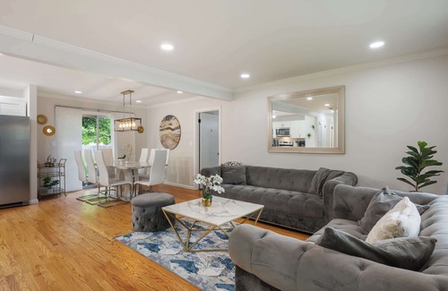 Hikes Point House | Hidden Gem: Stylish Comfort, Prime Location