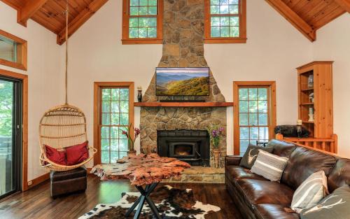 Big Canoe House | Hidden Haven - Steamy Hot Tub Wifi Pet-friendly
