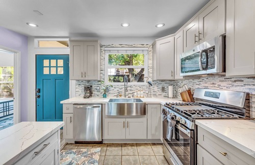 Morena House | Hidden Hilltop Manor, Chic 3BD w/Outdoor Oasis and parking, Centrally located