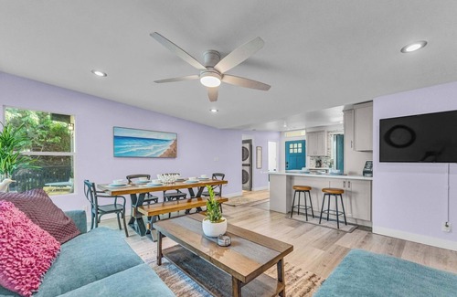 Morena House | Hidden Hilltop Manor, Chic 3BD w/Outdoor Oasis and parking, Centrally located