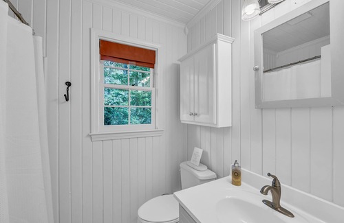 Reed Creek House | Hidden Lakefront Gem w/3 Master King Bedrooms