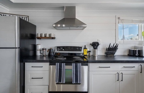 Sylvan Lake Apartment | Hidden Loft | 3-Bedroom | Walk to Beach | Sleeps 6