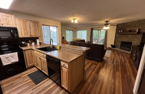 Jefferson Township House | 🦌 Hidden Moose – Renovated Retreat | Autumn Views 🍂 & Scenic Resort Trails 🌲