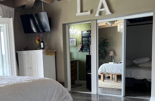 Malibu House | Hidden Mtn. 💎 Family Fun ❤ Suite All In One 🔥 Tub ☀sets Lushes' Gardens 💐