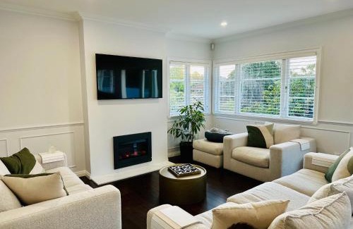 St. Heliers House | Hidden Oasis in Vibrant Beach Suburb