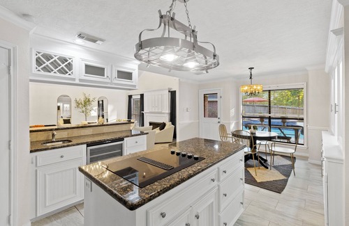 Friendswood House | ~ Hidden Oasis ~ Luxury Private Pool Home