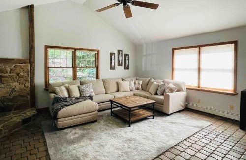 Brockton House | Hidden River Lodge at Hawk Mountain