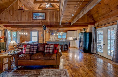 Fleetwood Cabin | Hidden Serenity- Privacy, Hot Tub, Fire Pit, minutes from Boone