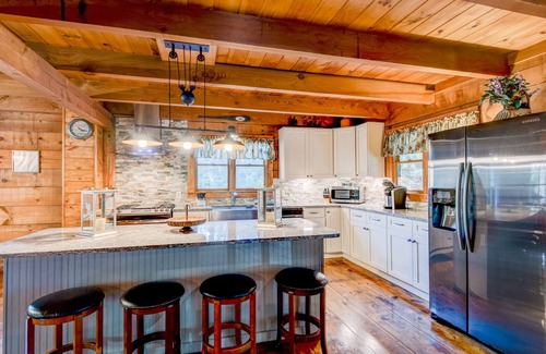 Fleetwood Cabin | Hidden Serenity- Privacy, Hot Tub, Fire Pit, minutes from Boone