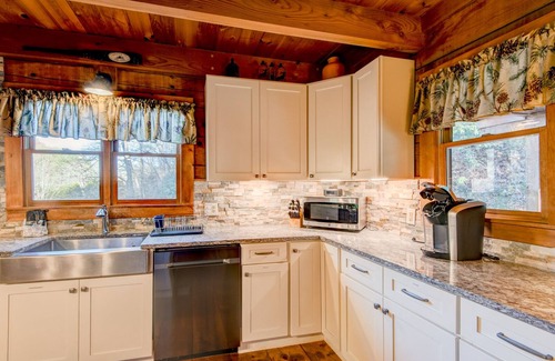 Fleetwood Cabin | Hidden Serenity- Privacy, Hot Tub, Fire Pit, minutes from Boone