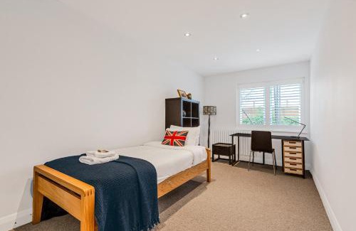 London Borough of Hounslow Apartment | Hidden treasure 2 BR ground floor apt, Brentford