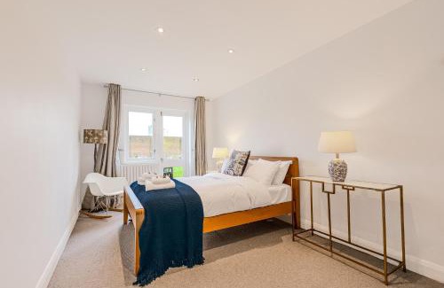 London Borough of Hounslow Apartment | Hidden treasure 2 BR ground floor apt, Brentford